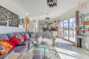 Spacious Penthouse with Hot Tub & Amazing Views by 360 Estates